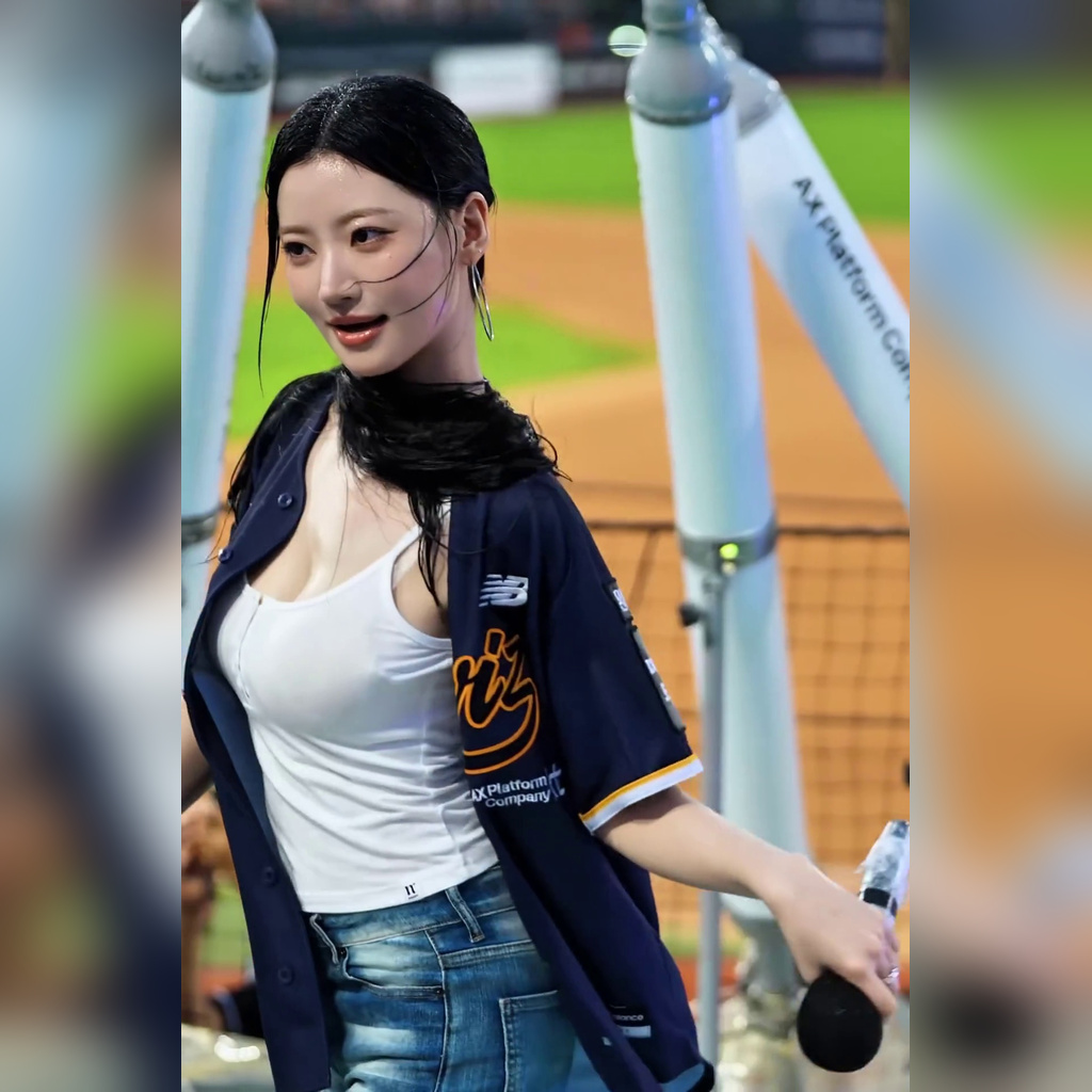 水につかりながら野球場でパフォーマンスするBILLY シユン　白い紐のタンクトップで揺れる胸元