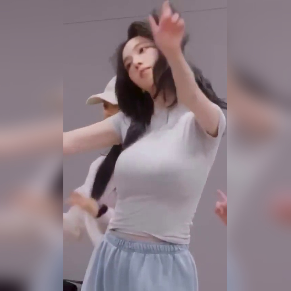 ダンス練習するaespa カリナ グレーのクロップトップ 重めのバストボリューム おへそ