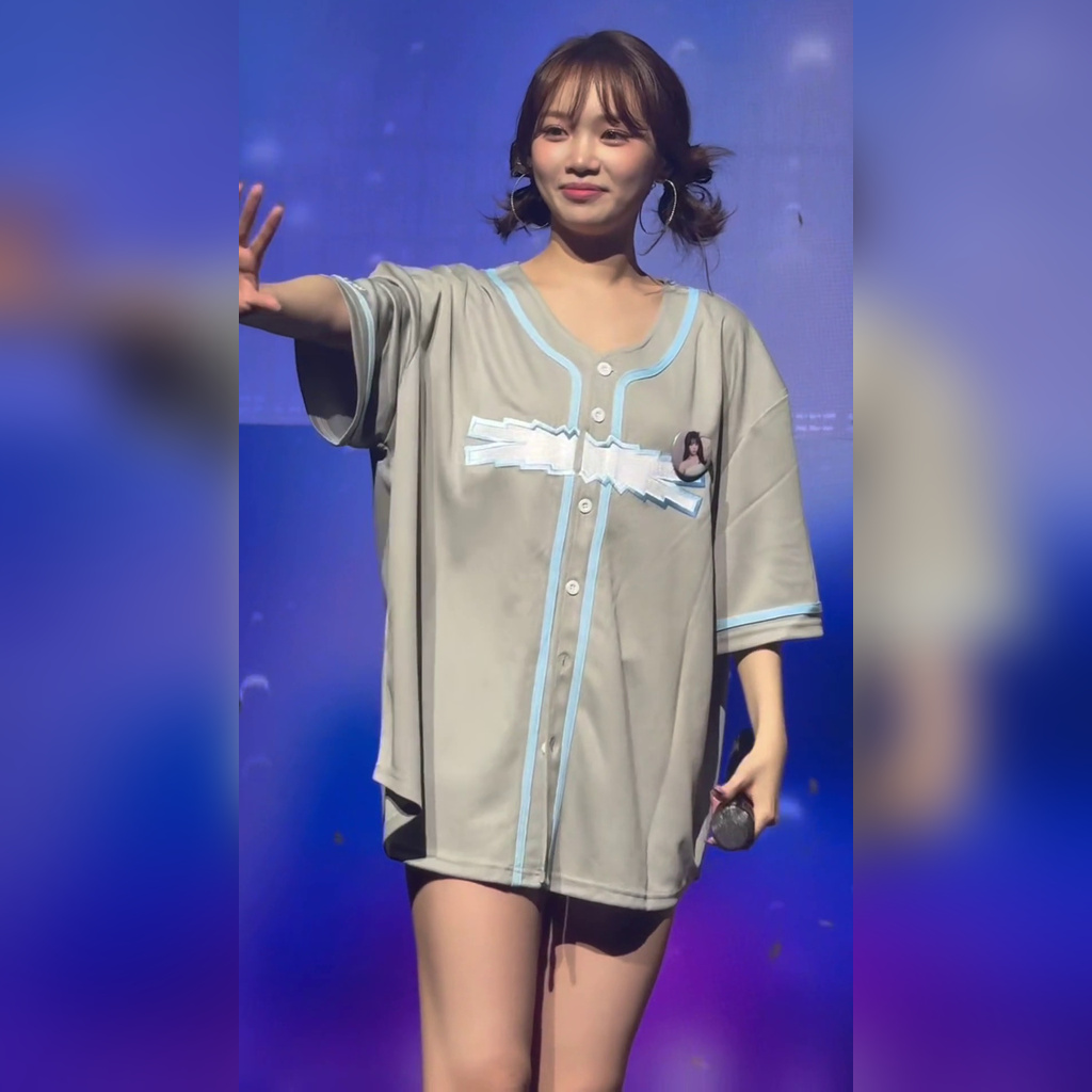 LE SSERAFIM Kim Chae-won Gray Pants Disappearance Uniform + Black Hot Pants Thigh #2