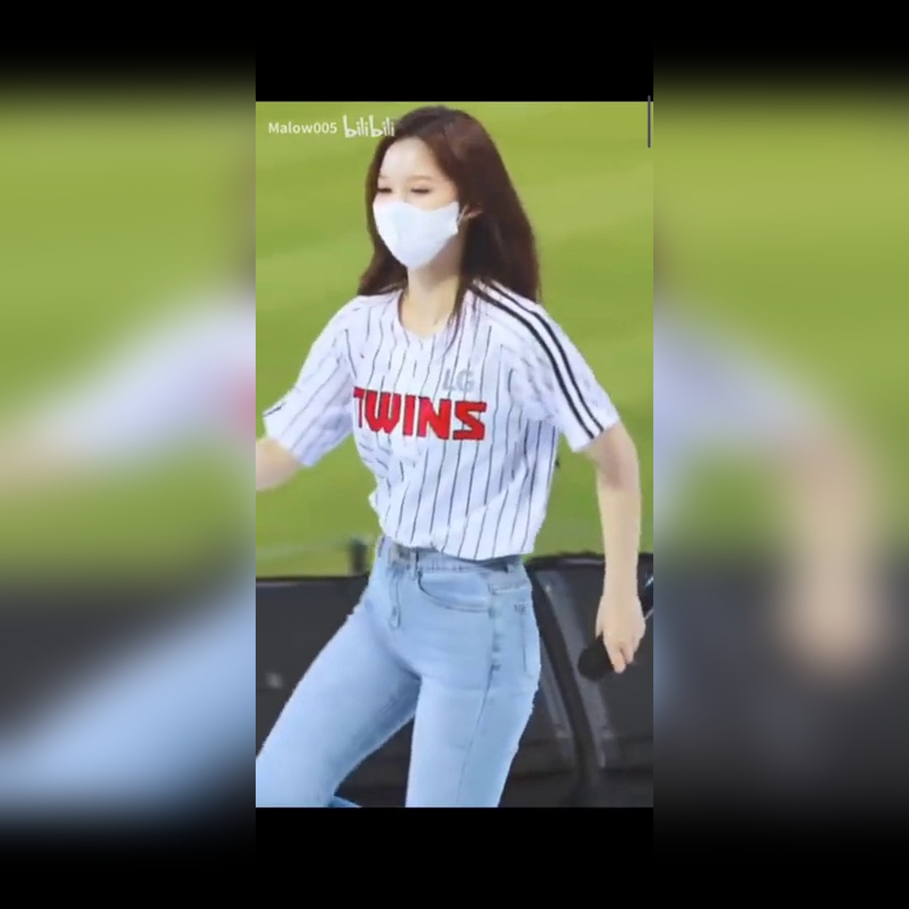 LE SSERAFIM Yunjin Blue Jeans Hip Line Legend in NMIXX Seol-yoon Cheer Section at LG Baseball Stadium