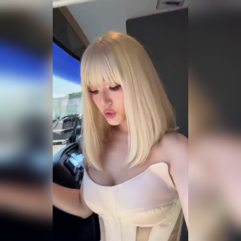 Jeon Somi Gets Off the Bus in an Off-Shoulder Corset, Her Bust Showing a Waving Cleavage