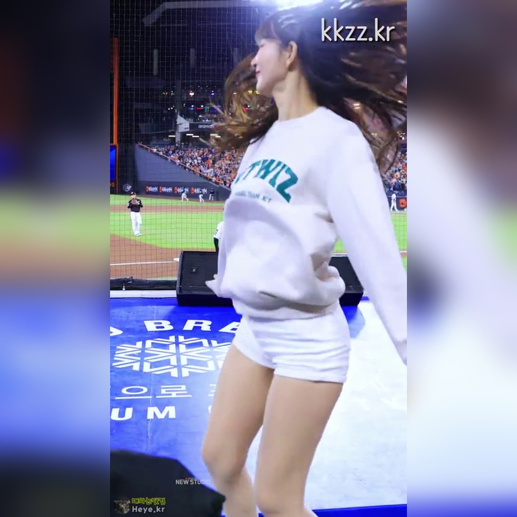 キム・ジナ チアリーダー ホットパンツ トレーナー GIF