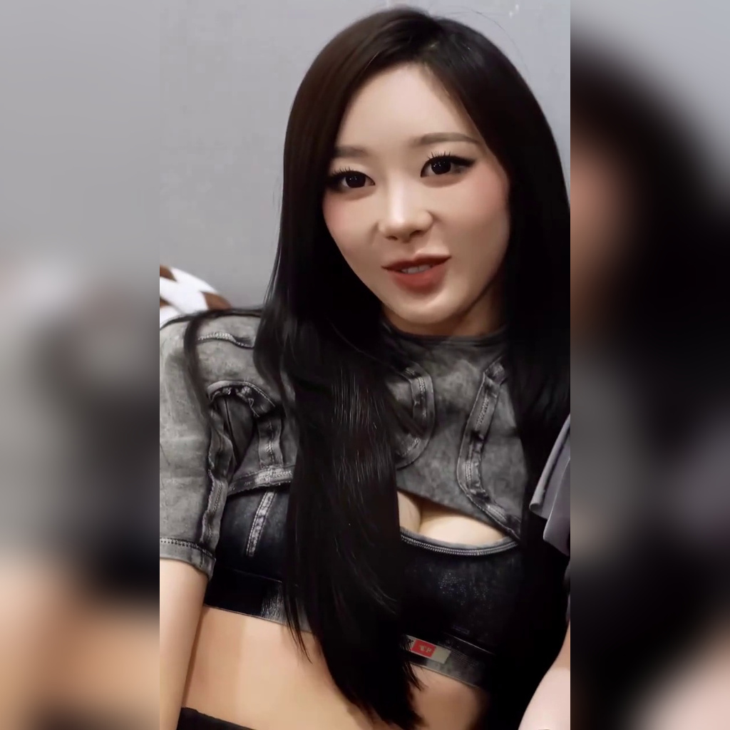 에스파 지젤 데님 볼레로 + 브라탑 틈새 가슴골 노출