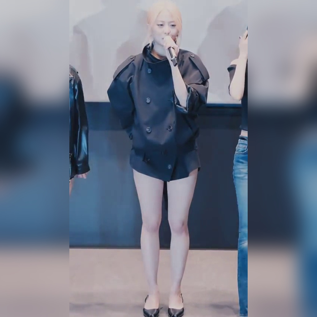 르세라핌 허윤진 하의실종 블랙 트렌치코트 엉밑살 노출