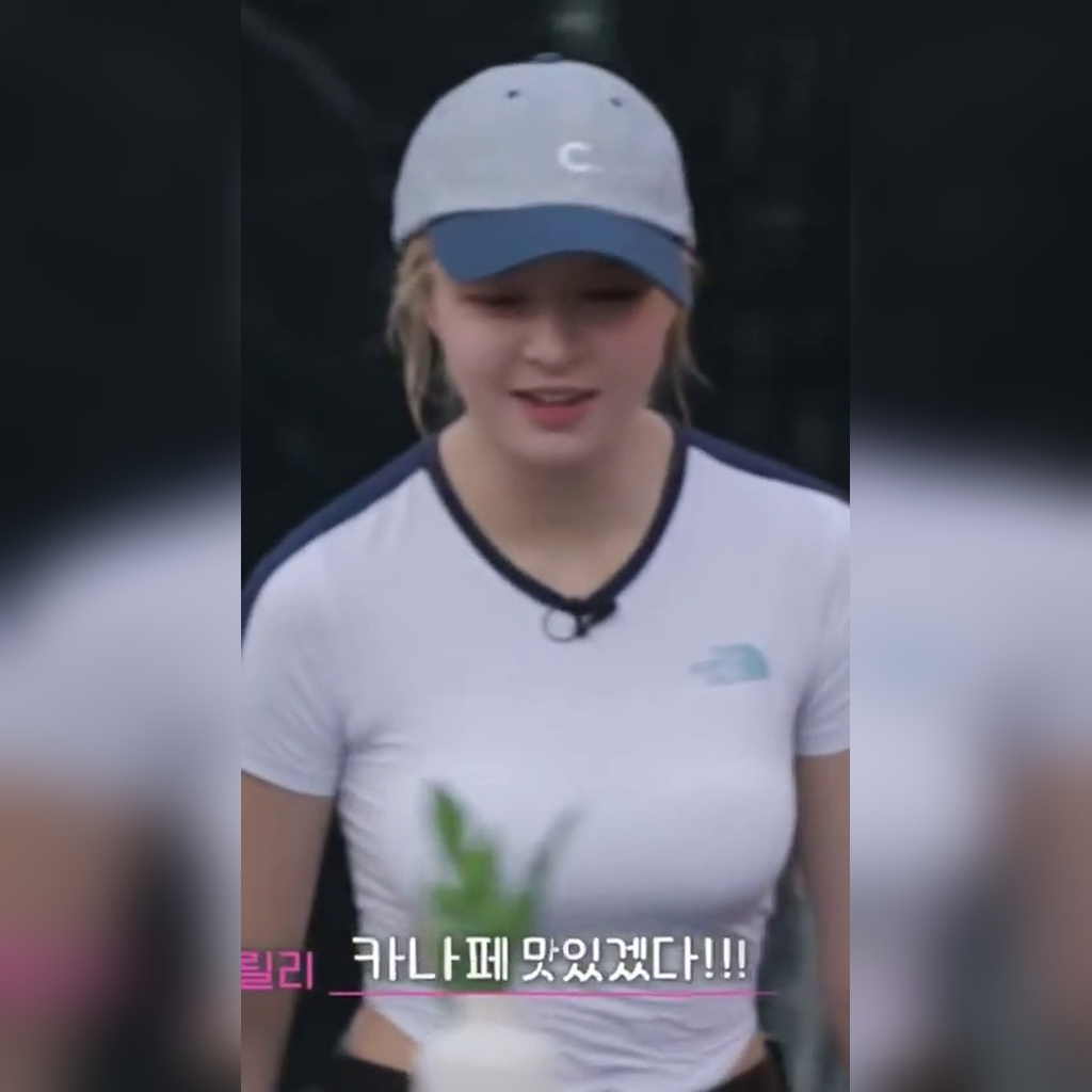 화이트 크롭 반팔티 가슴볼륨감이 은근한 엔믹스 릴리