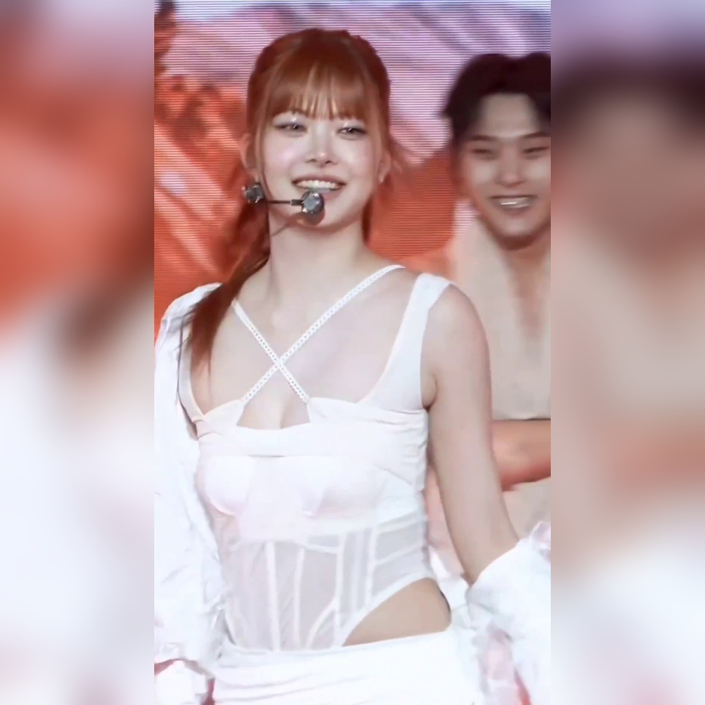 흰 시스루 코르셋 입고 인사하는 르세라핌 홍은채 가슴골 빼꼼