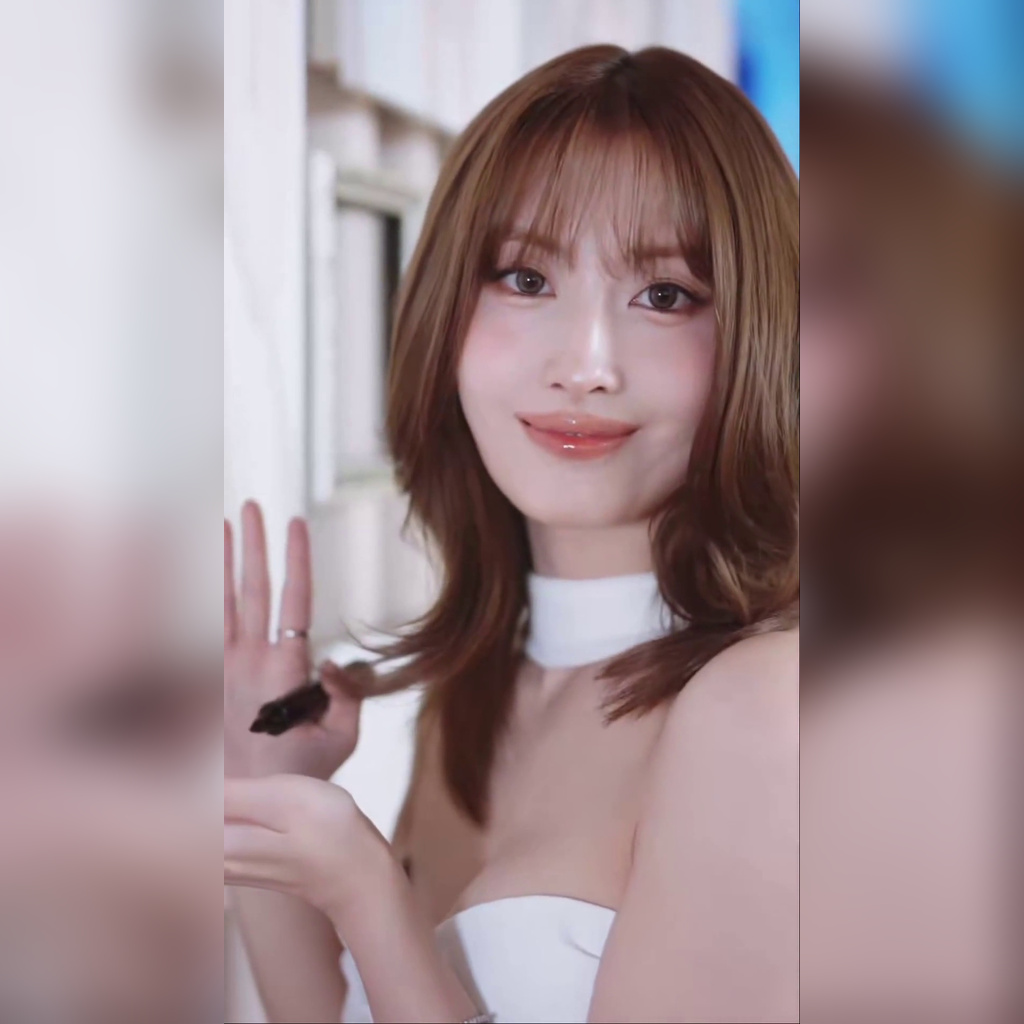 트와이스 모모 화이트 목초커 + 오프숄더 란제리룩 아찔한 가슴골