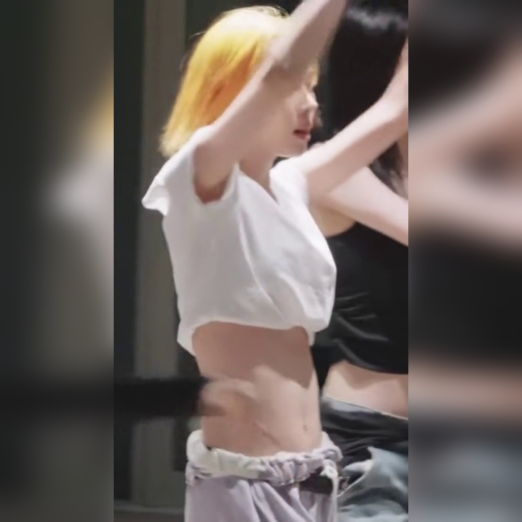 안무연습하는 윈터 브라컵 밑으로 말아넣은 흰 크롭티 복부 야꼽