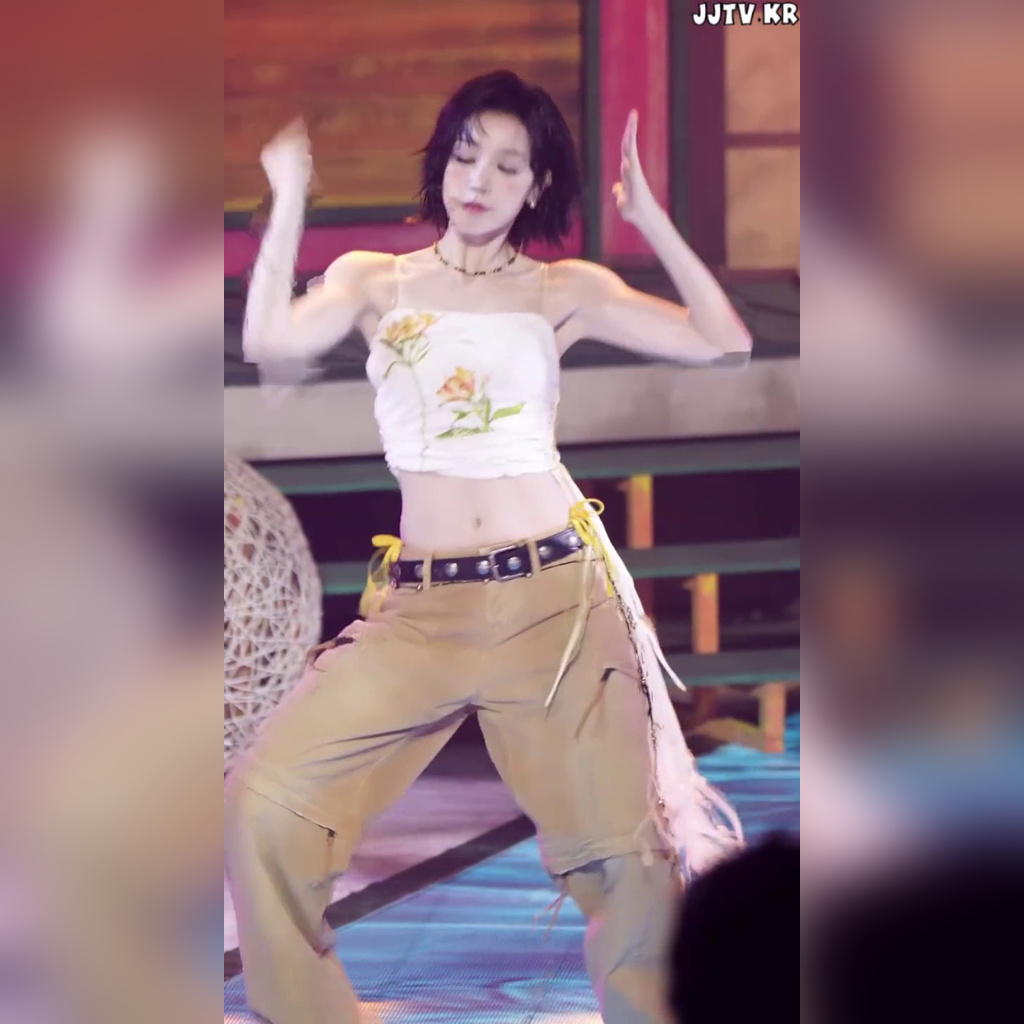 꽃무늬 튜브탑 복근 아이들 우기 i-dle YUQI