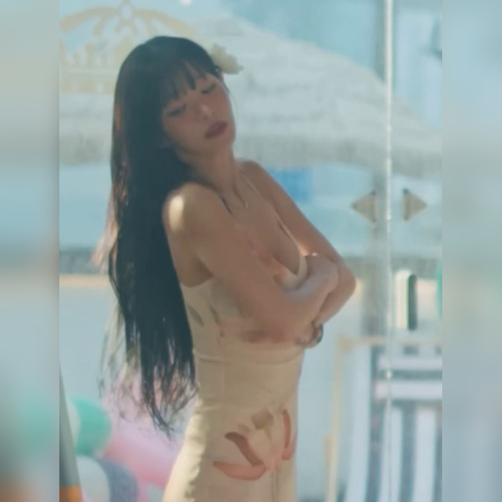 以清爽花纹吊带连衣裙轻轻聚拢胸前与胸沟的李彩英