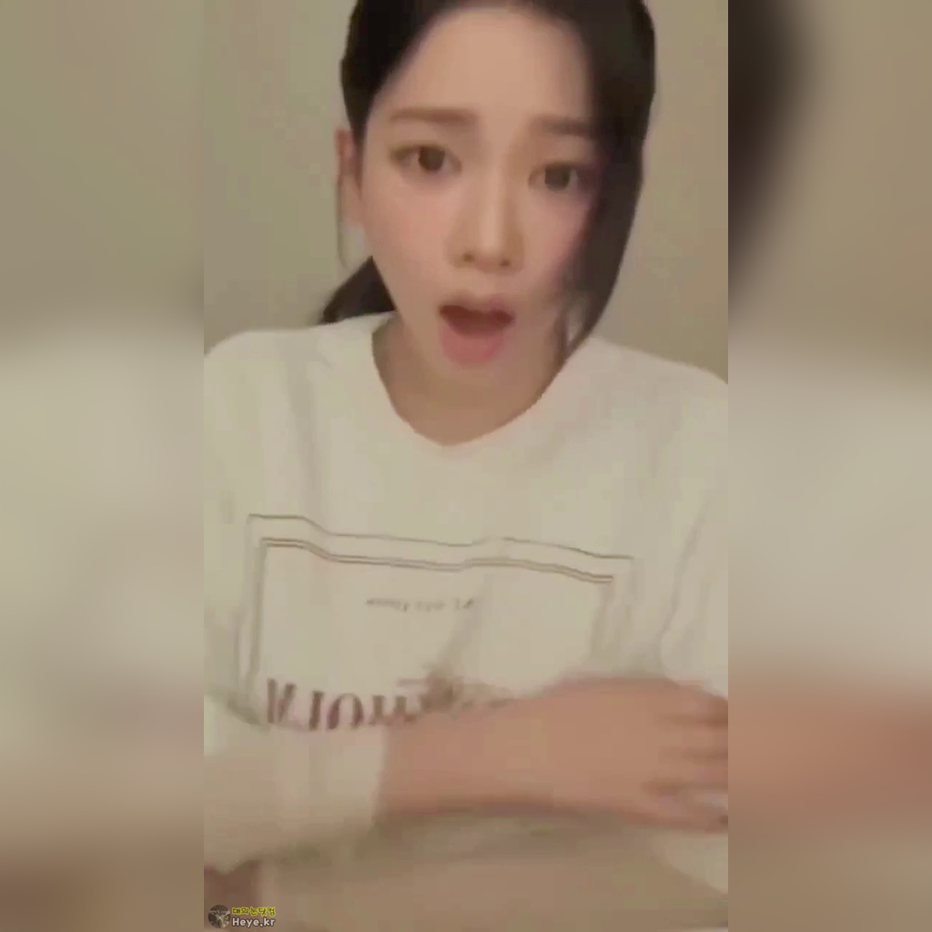 直播中因肚子咕噜的声音而一边护着粉丝一边感到胸口发紧的卡리娜
