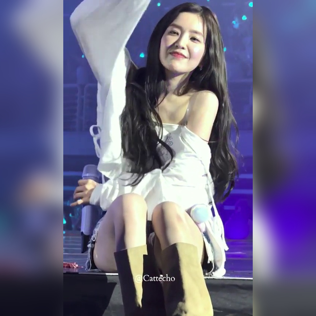 Irene Concert: Cute thigh waddle in hot pants from the front-row stage floor
