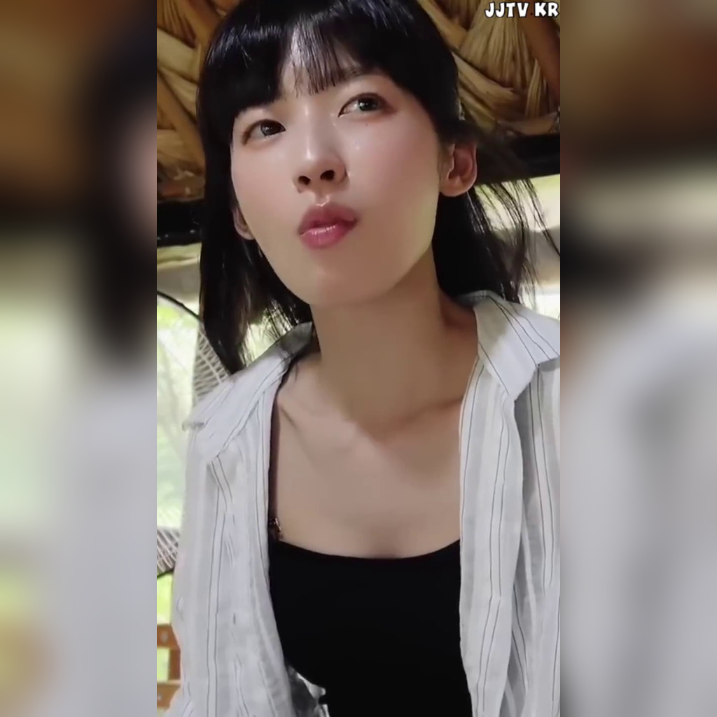 ストライプシャツの中のブラックキャミソール　OH MY GIRL アリン