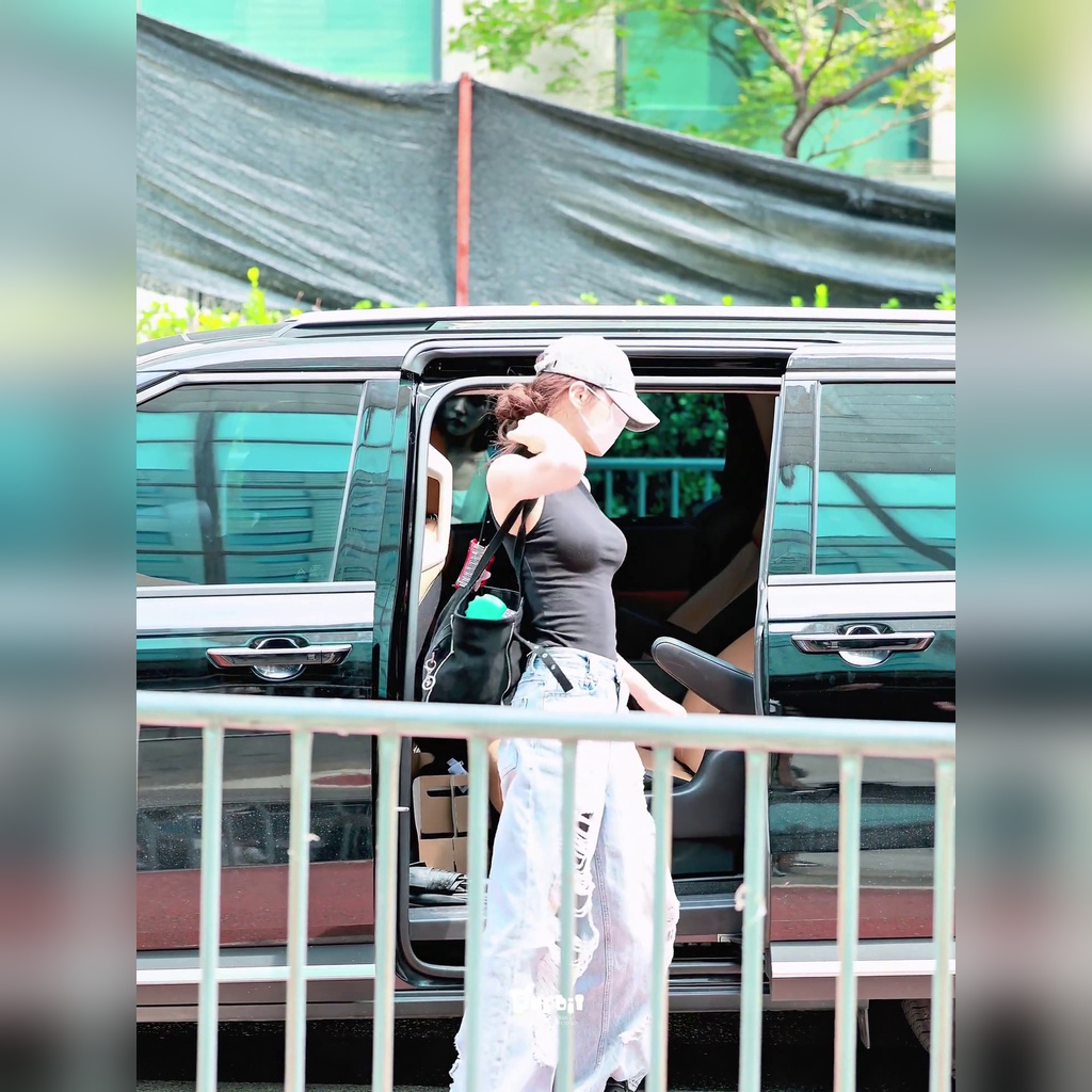 키키 이솔 출근길 팬티라인 비치는 레깅스 엉태 + 봉긋한 민소매