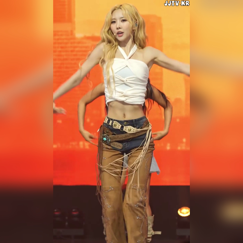 화이트 홀터넥 튜브탑 청바지 개미허리 배꼽 기립근 유아유 유현 UAU YOOHYEON