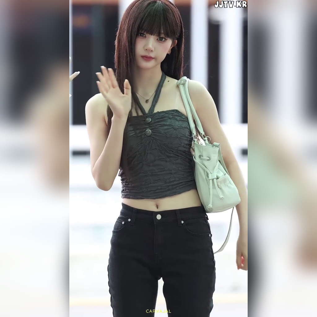 홀터넥 민소매 공항 패션 겨드랑이 배꼽 노출 트리플에스 곽연지 tripleS Kwak YeonJi