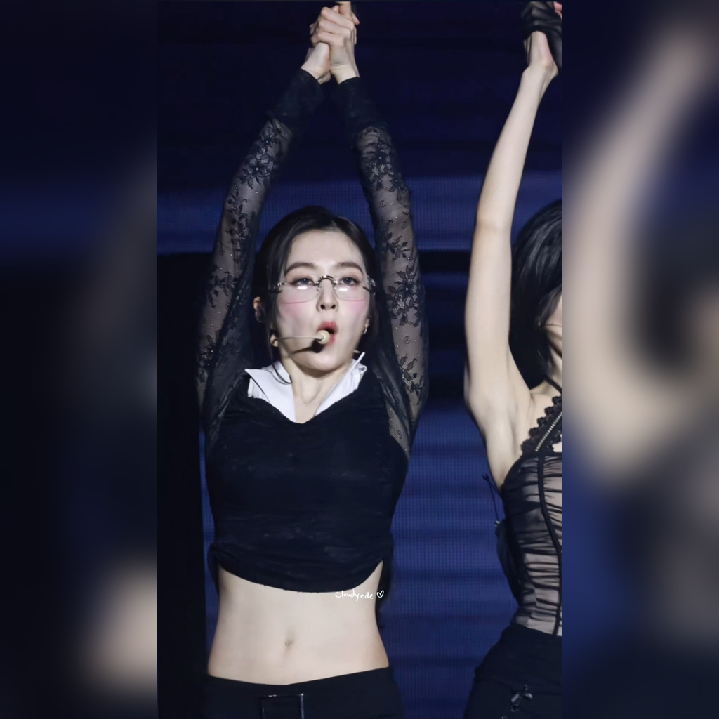 Red Velvet 演唱会 舞蹈动作像把手臂绑住一样 艾琳 妩媚表情 腹部 肚脐