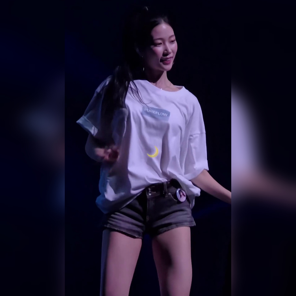 Kazuha 把白色T恤塞进牛仔热裤后 颤动的美腿健康美感