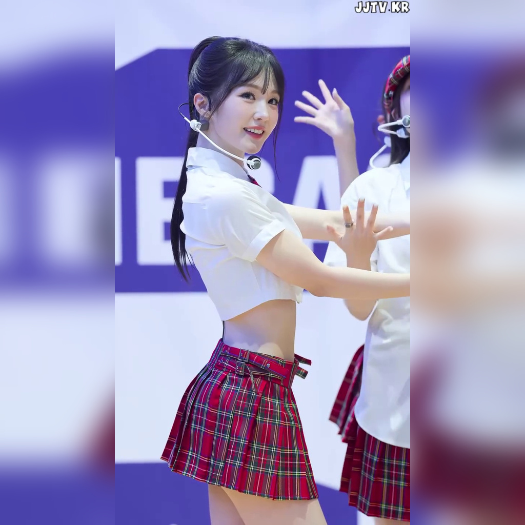 크롭 흰셔츠 체크 치마 이리온 아지(우아 나나) IRION Aji(woo!ah! NANA)