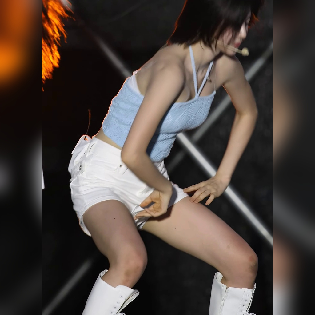 TripleS Kwak Yeon-ji Light Blue Halter Neck Bending Moment Reveals Shaking Cleavage