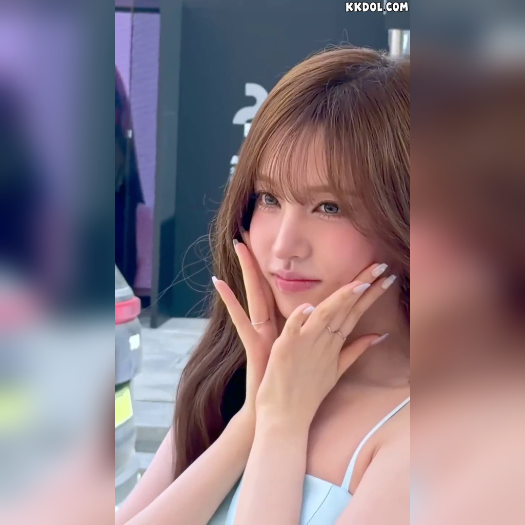 측면에서 본 아이브 리즈 민트색 끈드레스 틈새 윗슴골 겨드랑이