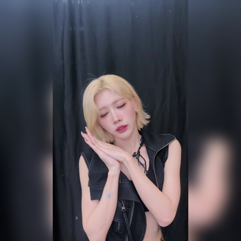 ARTMS 金笠莉黑色背心肚子肚脐 + 灰色蕾丝内裤露出
