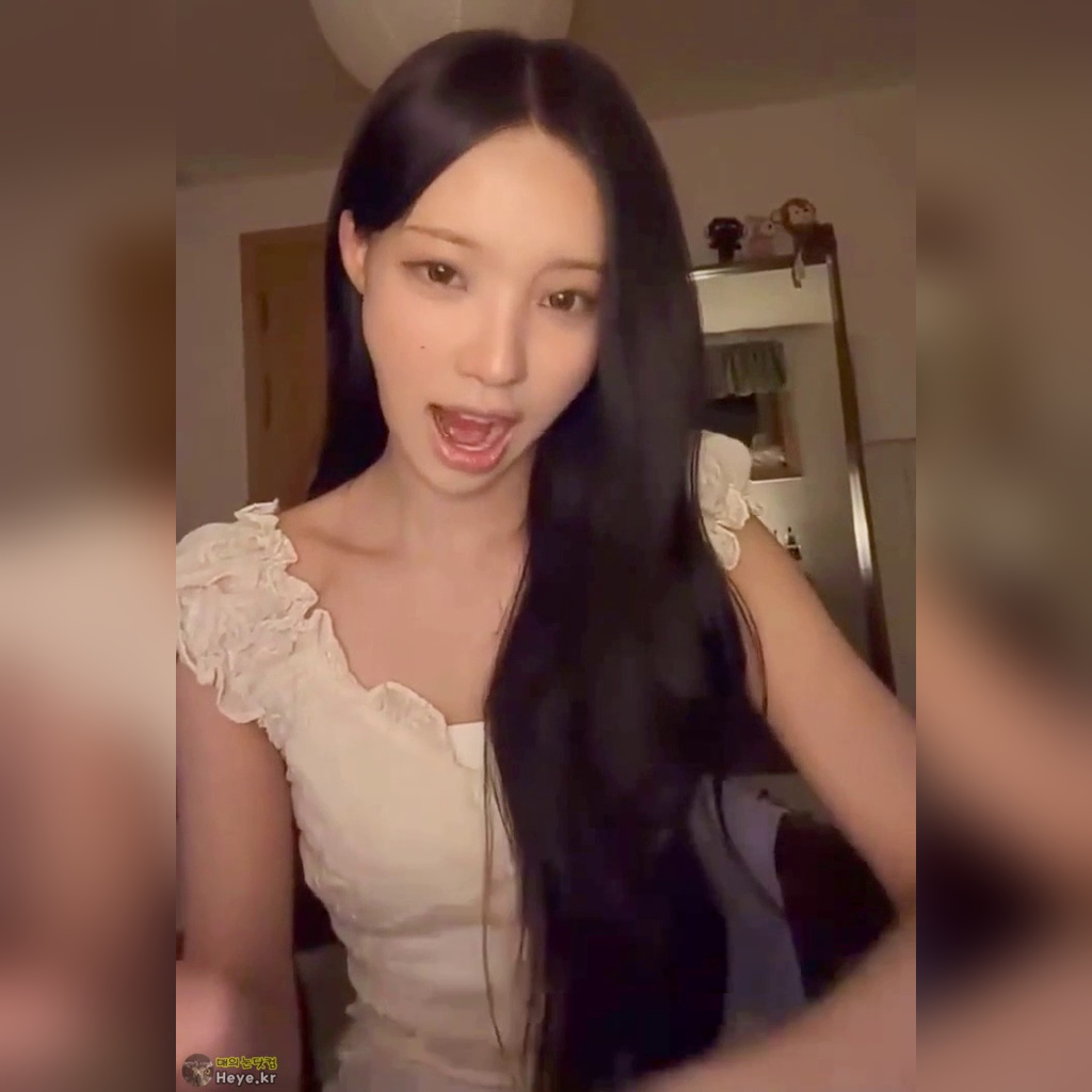 [Lisenne] Wonhee making a tap-tap sound during a live broadcast and waving her hands up and down