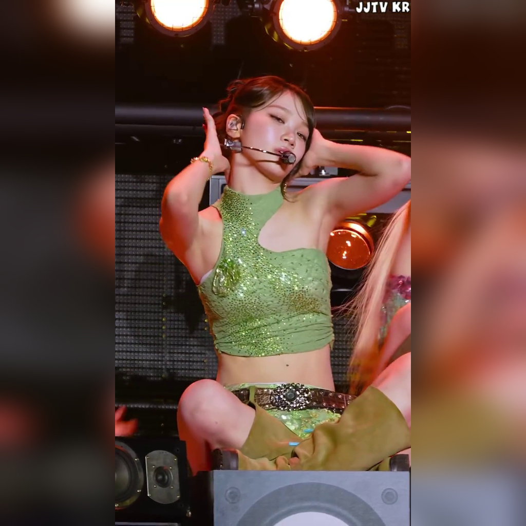 반짝이 크롭 민소매 겨드랑이 복근 르세라핌 김채원 LE SSERAFIM CHAEWON
