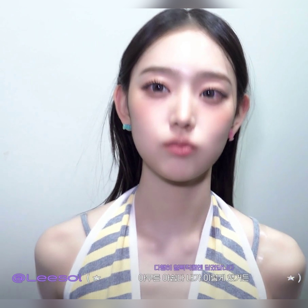입에 손을 모으고 혓바닥 내밀어서 상상력 자극하는 키키 이솔
