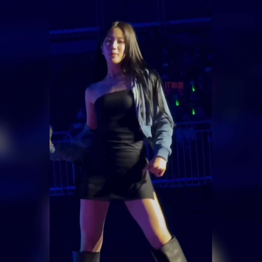 꿀렁꿀렁 골반 돌리는 카즈하 옆트임 검정 오프숄더 꿀벅지 탄력
