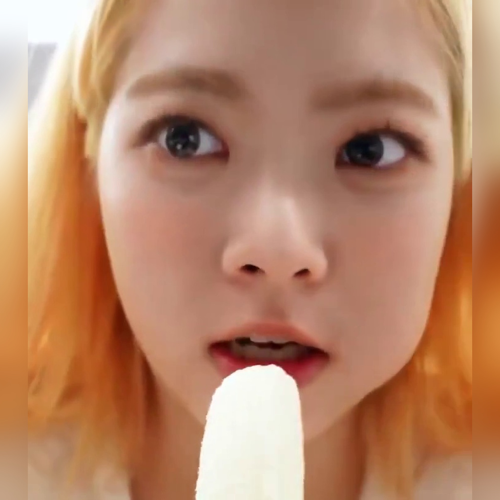 [르세라핌] 바나나 먹는 금발 홍은채 얼빡샷