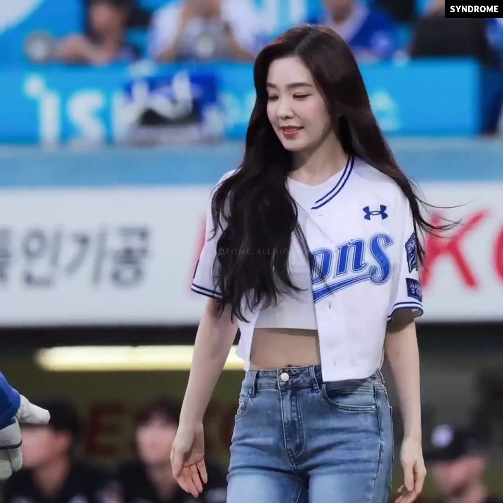 Red Velvet アイリーン サムスン始球式 スキニージーンズ 揺れるヒップ 背中側の後ろ姿