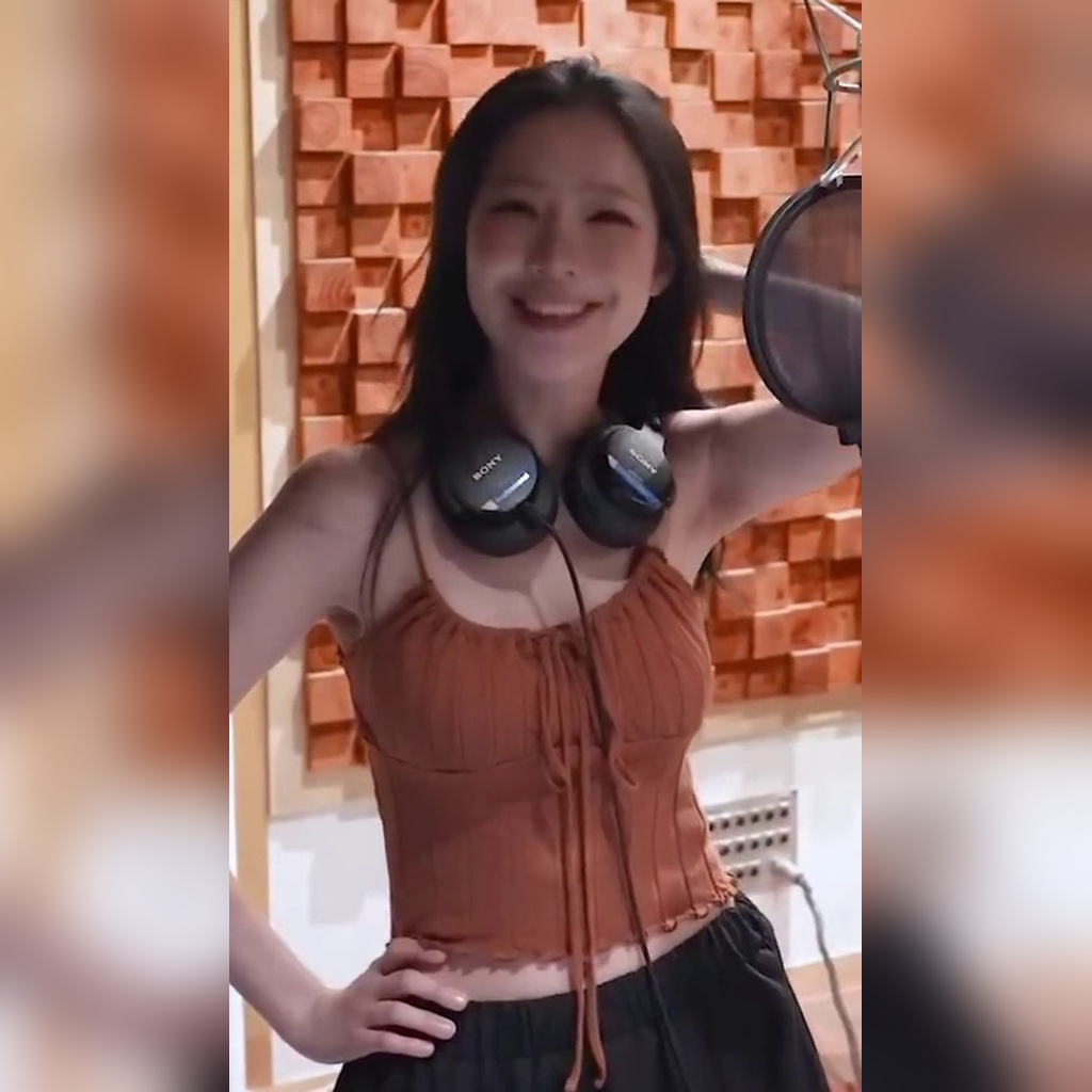Recording 프로미스나인 Jiheon orange camisole dreamy cleavage navel