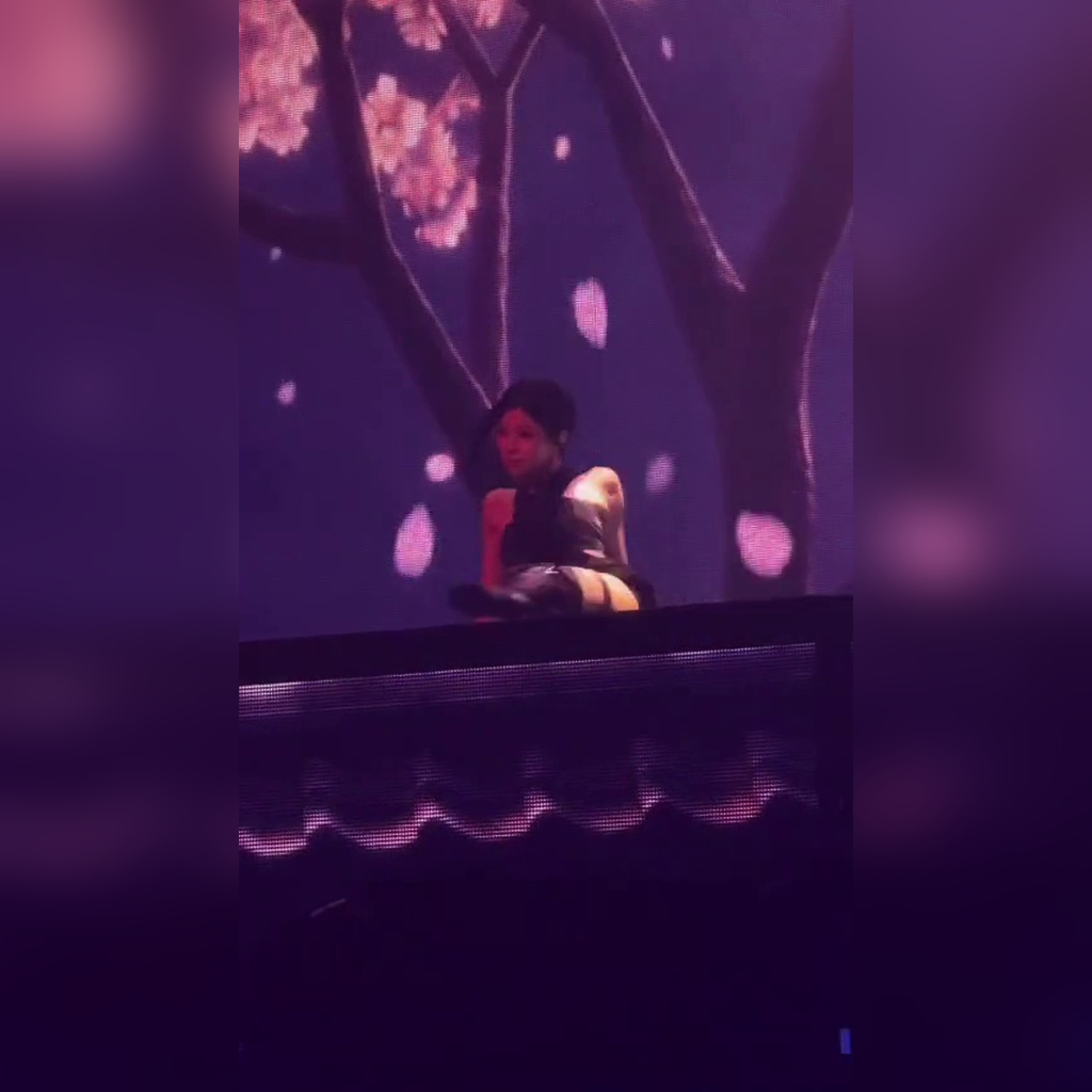 BABYMONSTER アサ 黒いランジェリールックでうつ伏せのダンス Tバック