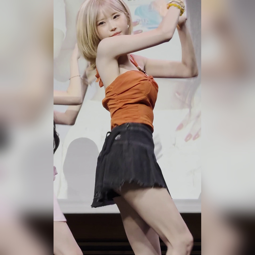 ファンミーティング ソン・ハヨン ひんやりした赤いホルターネック 脇のそば + チョンミニの太もも