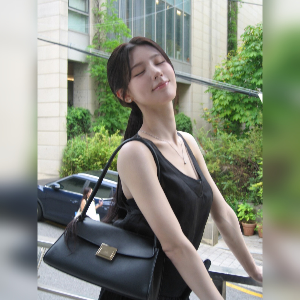清楚なポニーテールのミヨン 黒のノースリーブワンピース ワキのフェロモン