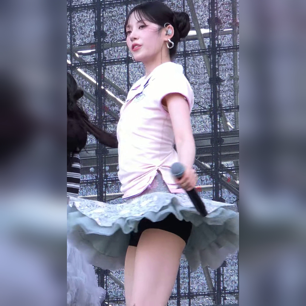 1열 밑에서 찍은 리센느 리브 훌렁이는 주름치마 검속 엉벅지