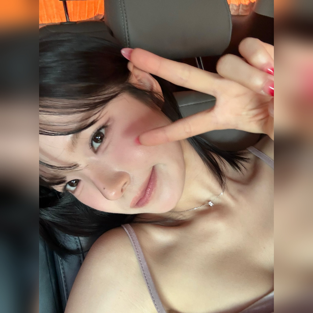 fromis_9 Baek Jiheon lace camisole teasing chest exposure – From