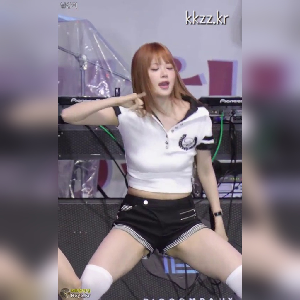 Hot Pants Thighs LE SSERAFIM Hong Eunchae GIF