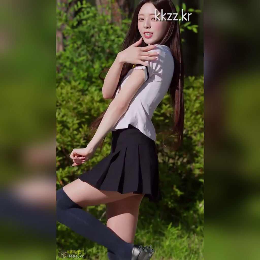 穿校服的ITZY（있지）Yuna动图