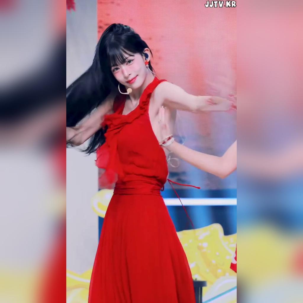 クールなバックレスホルターネック — fromis_9 イ・チェヨン