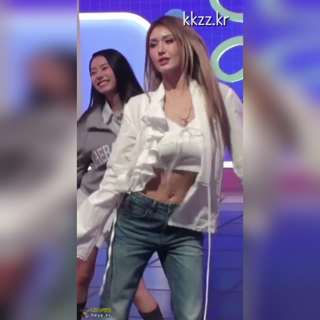 Jeon Somi GIFs Showing Off a Peek Through Her Sleeveless Gap