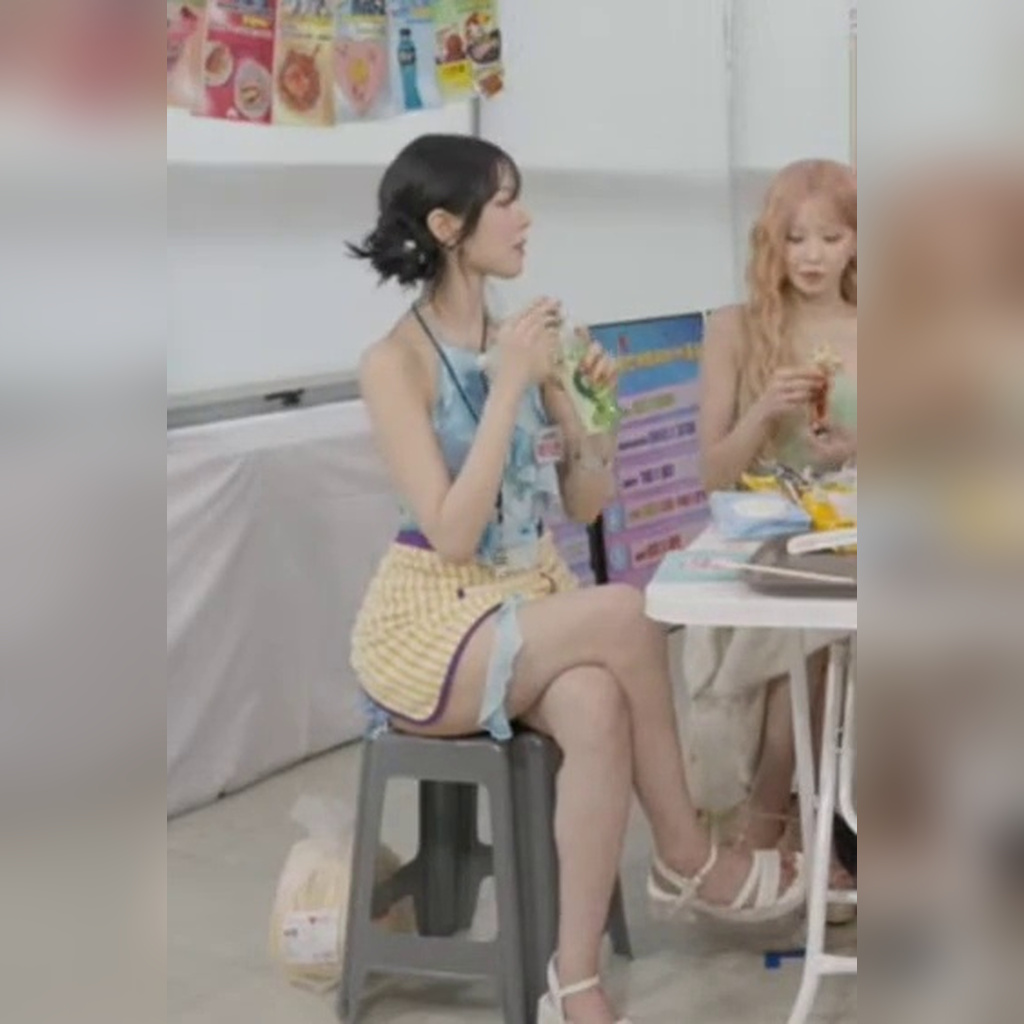 Popular Song Hot Topic Baek Ji-heon Bursting the Snack Shop With a Cool Sky-Blue Halter-Neck, Showing Lats and Back Muscles Standing Up