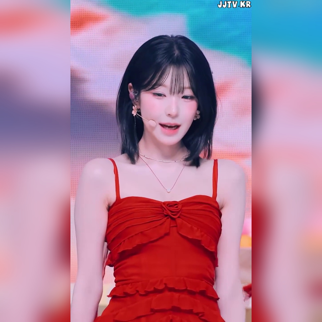 赤い紐キャミソールワンピース 黒インナー fromis_9 JIHEON