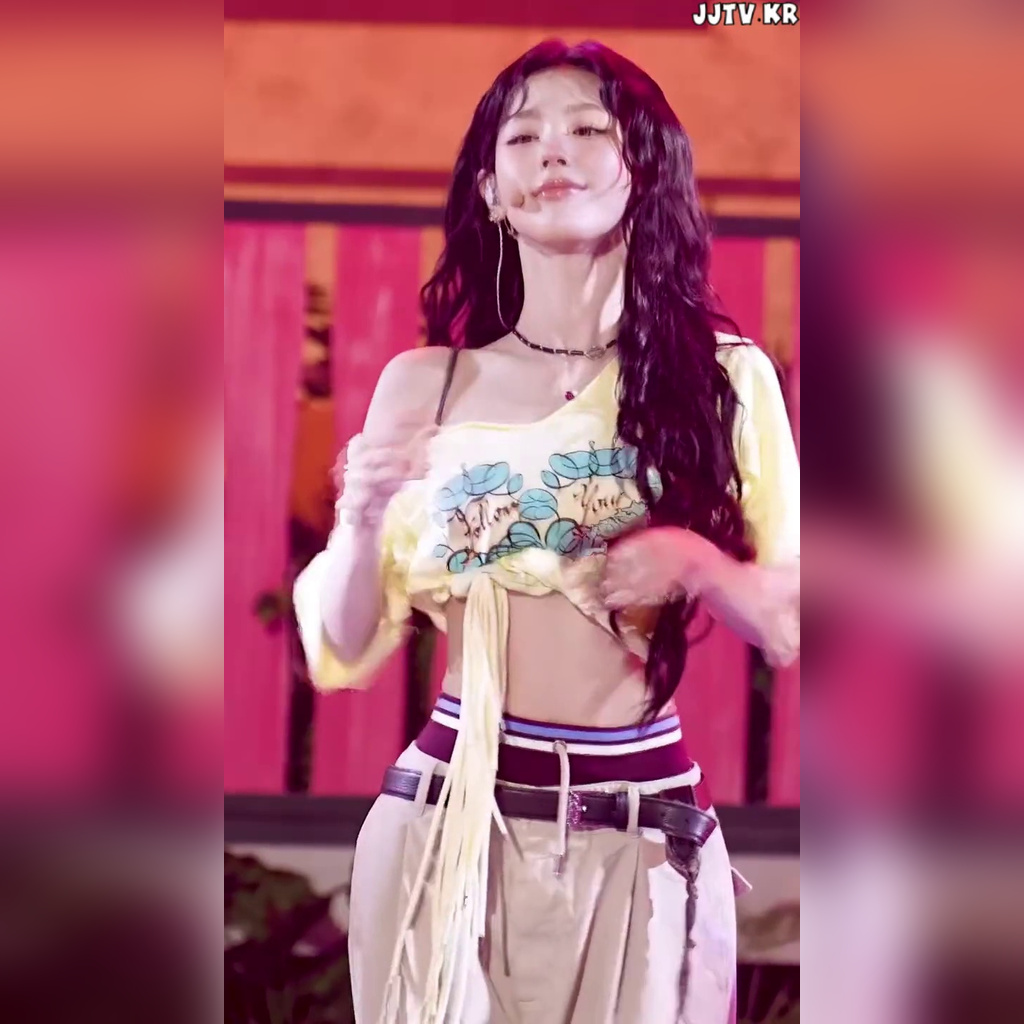 밑으로 말아 넣은 노란 티 블랙 브라끈 아이들 미연 i-dle MIYEON