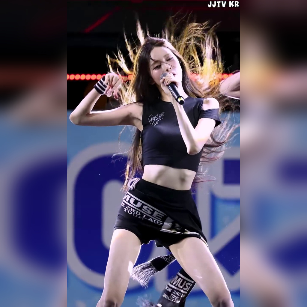 ふっくら胸 ブラック クロップトップ スレンダー ボディ イズナ BANG JEE MIN 防止民