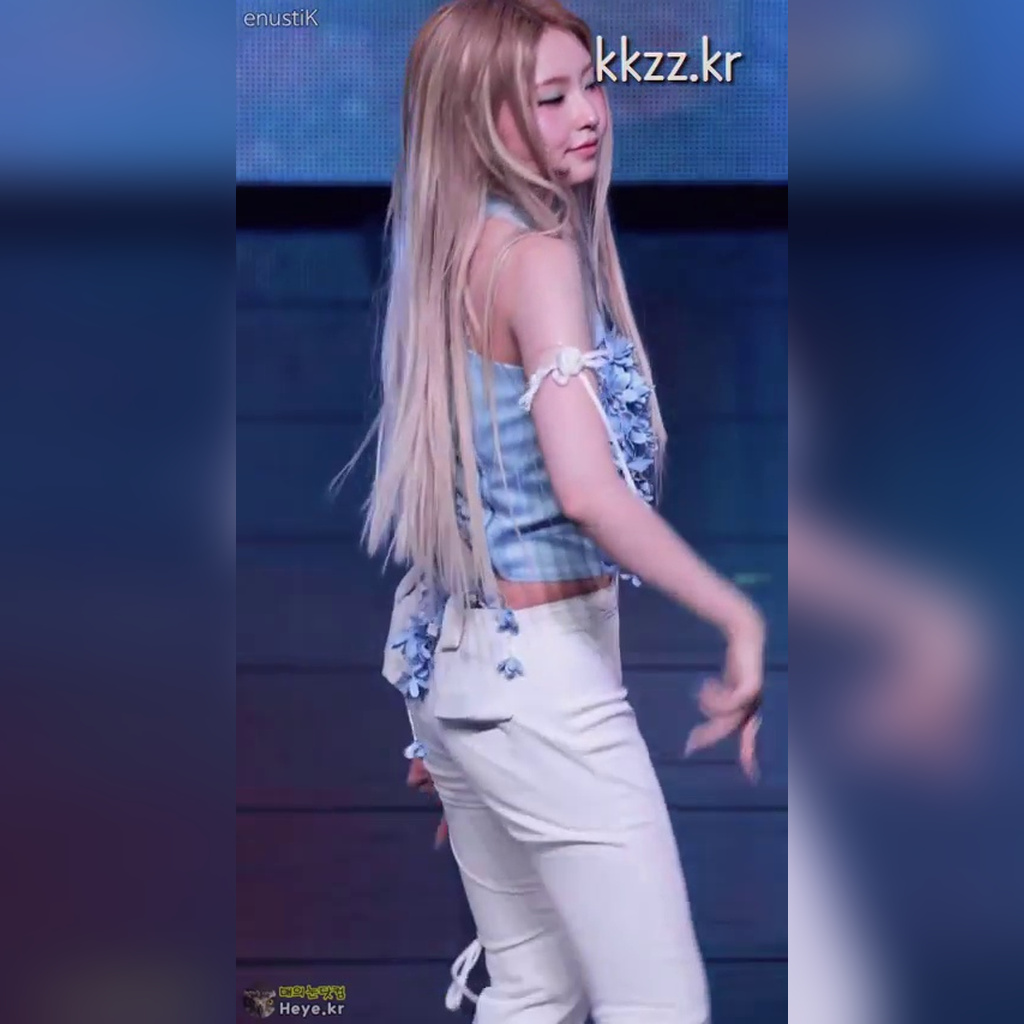 白パンツ 後ろ姿 キキ ハウム GIF