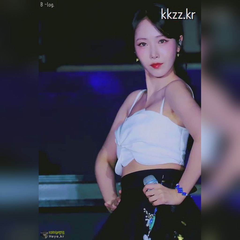 クロップ丈ノースリーブ VIVIZ シンビ GIF