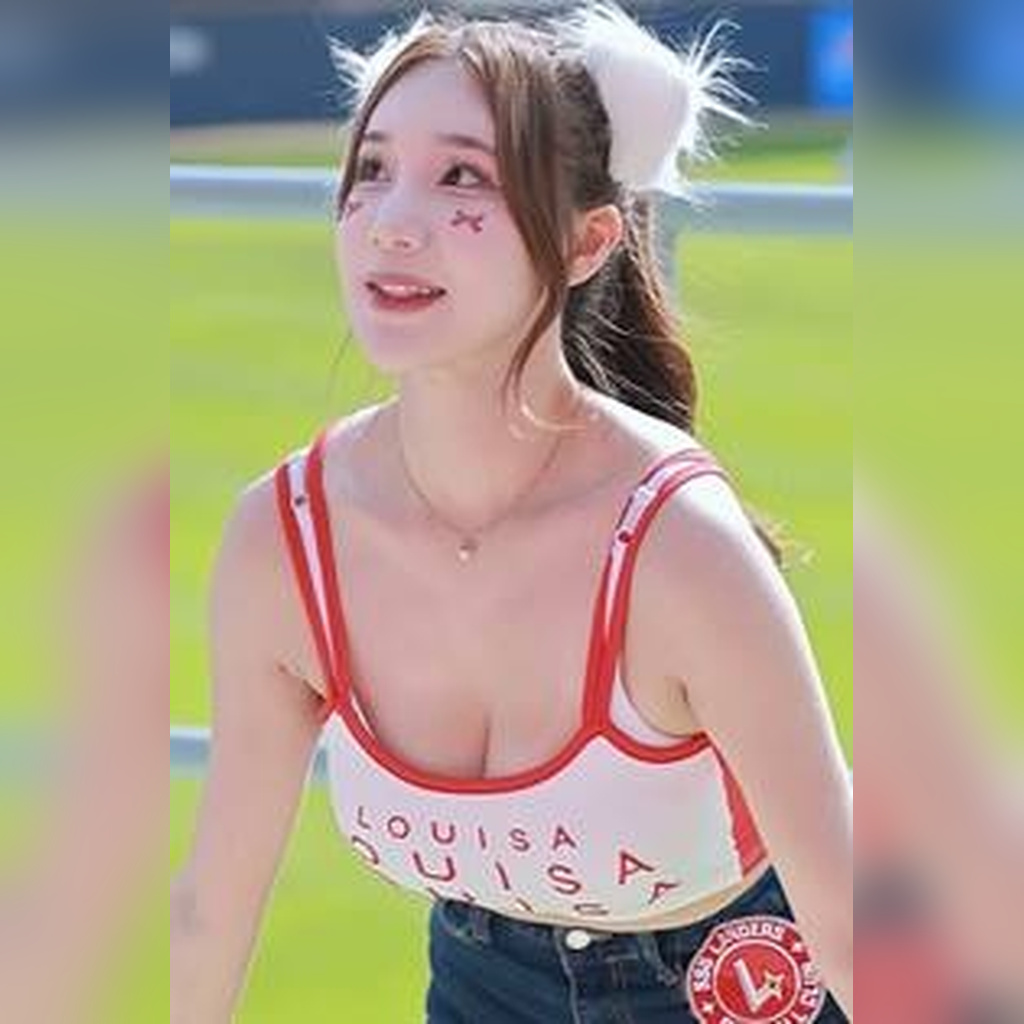 Heavyweight Crop Top Kim Hyun-young Cheerleader GIF