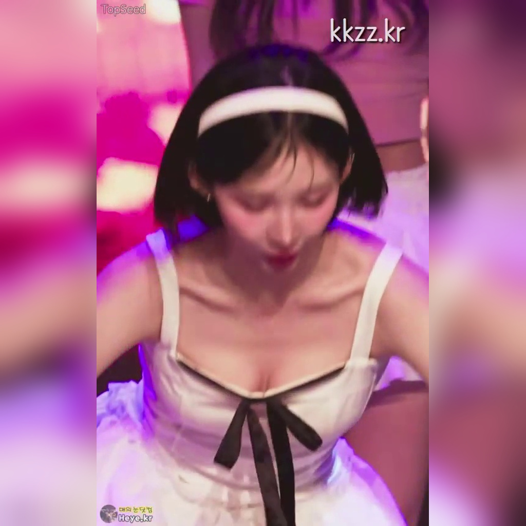S2IT (S2IT) Seungbi Wink GIF Capturing a Quick Glimpse